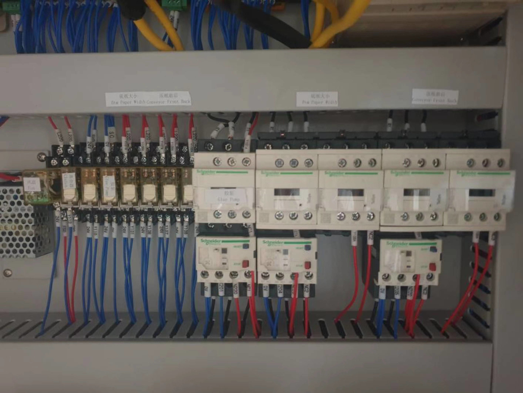 120-600gsm Tấm trên cùng Máy ép sáo tự động Máy cán tôn 3Ply